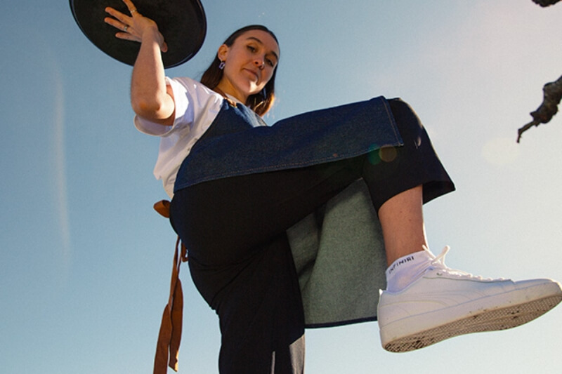 Stehst du den ganzen Tag? So beugst du schwere und müde Beine vor
